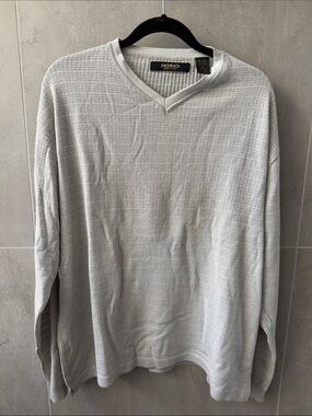 Bachrach Light Gray V-Neck Waffle Knit Sweater. SIZE: XL